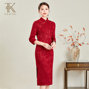 新中式改良旗袍阔太盘扣，立领酒红色喜庆婚宴礼服，提花显瘦连衣裙女