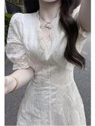 高级感蕾丝泡泡袖连衣裙夏季法式气质，收腰设计感v领白色长裙女潮