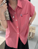 单个口袋刺绣蝴蝶结字母纯色翻领，衬衫显白玫粉色，卷边短袖衬衣女
