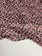 E433黑色底粉色小碎花印花雪纺布头 柔软垂坠透气连衣裙上衣面料