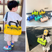 男儿童背包时尚2025新款可爱小女孩斜挎包外出游洋帅气大单肩包潮