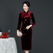 中年妈妈秋冬季加绒加厚保暖旗袍长款高贵中老年女装金丝绒连衣裙