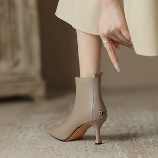 品牌鞋2023秋冬真皮短靴，女单靴尖头，细跟高跟金属字母气质短筒靴子