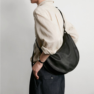 日系复古单肩斜挎包男学生书包大容量简约邮差包软皮背包