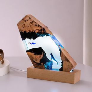 创意海洋溶洞鲸鱼潜水员桌面摆件艺术装置实木树脂灯生日礼物饰品