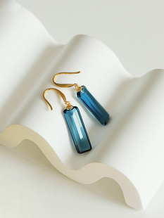 高级感设计深海蓝色透明玻璃，水晶体耳环简约时尚长方形长款耳坠女