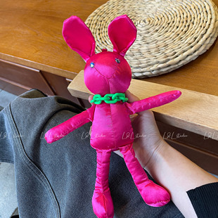 超好看玫红色公仔玩偶兔子胸针，~小众设计个性，撞色链条衣服包装饰(包装饰)