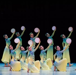 女子群舞趣说巧鼓同款青禾，怏怏古典舞蹈，演出服扇子舞胶州秧歌服装