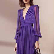 早春设计感紫色连衣裙女气质，收腰褶皱裙子，长袖v领长裙飘逸连身裙