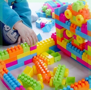 开发大脑的益智玩具儿童积木，拼装大号颗粒塑料，拼插男女宝宝小孩智