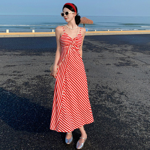 三亚海边度假拍照红色吊带，条纹连衣裙云南旅游穿搭超仙沙滩裙女夏