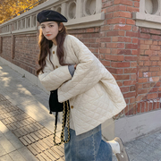 米白色菱形格羽绒棉服女冬季2023韩版宽松减龄小个子圆领棉衣