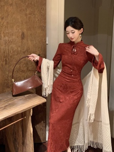 新中式复古暗花纹酒红色改良旗袍，女订婚过年日常气质修身连衣裙