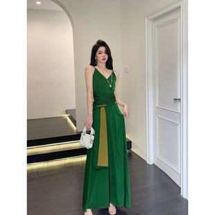 绿色V领露背吊带连衣裙女2023高级感长裙子夏季收腰显瘦气质