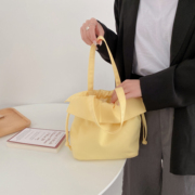 唐糖包袋/韩风ins奶黄色荷叶边小水桶包包女抽绳单肩包可爱纯色包