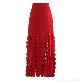 设计感红色个性圆片流苏半身裙，女2024夏季时尚镂空高腰包(高腰包)臀裙
