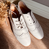 布洛克雕花系带小白鞋林印象自制2024镂空白色牛皮，圆头平底单鞋女