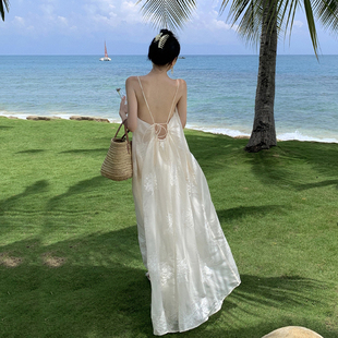 三亚度假海边拍照沙滩长裙，法式吊带白色连衣裙，仙女旅游海滩夏