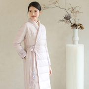 山有色冬季中国风中式女90白鸭绒(白鸭绒，)改良汉服交领绣花粉色长款羽绒服