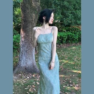 淡绿碎花吊带连衣裙无袖夏2021年法式女人味修身中长款裙子女