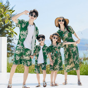 2024时尚海边度假家庭亲子装，一家三口短袖花衬衫，父女装母女连衣裙