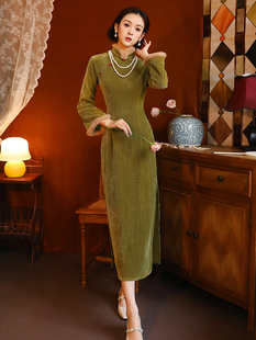 绿色旗袍2023女新中式冬款改良版高贵复古毛领长款连衣裙