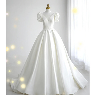 轻婚纱拖尾2023春新娘V领法式简约小个子白色旅拍缎面主婚纱