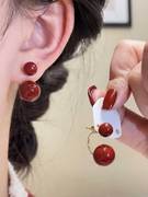 红色珍珠耳环女2024款气质两戴耳饰，小众设计高级感法式美拉德耳钉