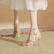 露趾铆钉高跟凉鞋女细跟2023年夏季高级感时尚，柳丁法式罗马鞋