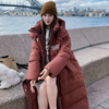 香港欧洲站23冬季时尚减龄酒红色印花长版白鸭绒羽绒服外套女