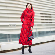 长款羽绒服女到脚踝2020冬时尚，修身鸭绒连帽保暖韩版红色刺绣外套