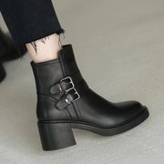 品牌马丁靴黑色带扣圆头，中跟短靴女2023秋冬粗跟及踝靴