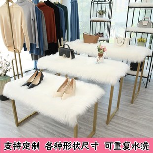 白色长毛绒地毯服装店橱窗，装饰展台桌面，衣帽间羊毛流水台毛毛地垫