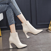 米白色靴子女2021高跟鞋，女粗跟短靴欧美尖头冬加绒时尚马丁靴