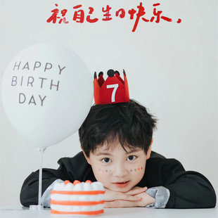小红书同款红色生日帽子，帽白色字母，气球儿童周岁生日拍照道具