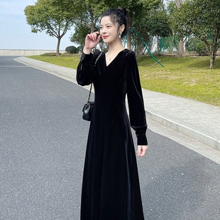 赫本风气质金丝绒黑色连衣裙2024年秋季女装高级感法式长裙子