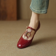 原创尚品～酒红色玛丽珍鞋女金属花朵英伦风粗跟中跟时装小皮鞋
