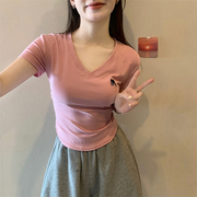 夏季刺绣v领正肩法式甜辣上衣女设计感小众，修身短款短袖粉色t恤