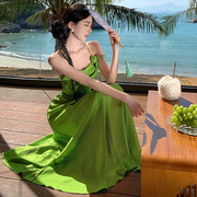 绿色缎面感挂脖吊带连衣裙女夏季垂感显瘦褶皱海边度假沙滩长裙子