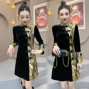 新中式旗袍裙女2024春季设计修身显瘦国风盘扣高档丝绒连衣裙