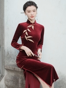 丝绒旗袍长袖2023年中年妈妈，大码弹力长款日常可穿暗红色秋款