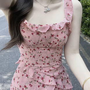 迪魅连衣裙设计感小众夏季度假法式粉色碎花裙显瘦荷叶边吊带裙