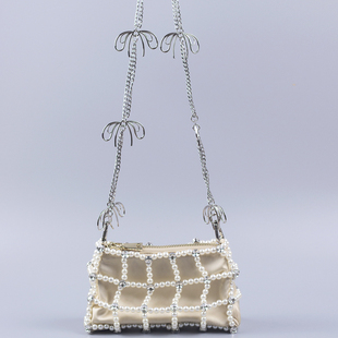 手工编织白色珍珠加钻镂空几何，斜挎链条串珠，休闲欧美时尚单肩女包