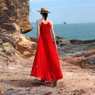 a字大摆宽松显瘦沙滩，裙红色百褶吊带，海边慵懒度假风连衣裙长裙