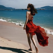 三亚红色绝美海边度假连衣裙女夏v领吊带性感，露背超仙大摆沙滩裙