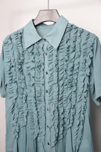 孔雀蓝荷叶，边打褶翻领短袖，衬衫衬衣