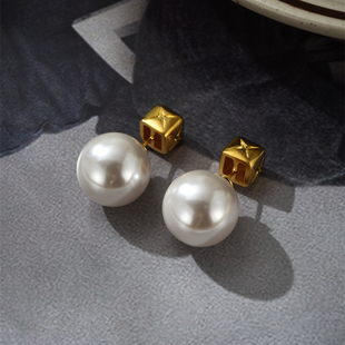 星纹小方块珍珠耳环女法式轻奢小众，设计前后两戴式，银针18k金耳钉(金耳钉)