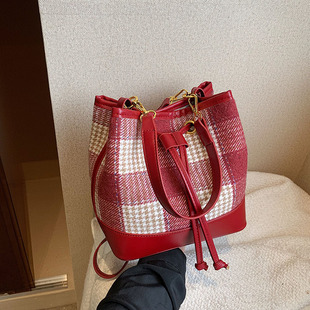 红色手提水桶包包女士，2023高级感秋冬季复古格纹单肩斜挎婚包