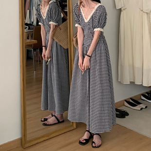 法式黑白格子连衣裙女夏季2023设计感v领气质收腰显瘦长裙子