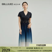 粉蓝衣橱2024夏远黛青山v领渐变色，连衣裙女中式钉珠系腰带礼服裙